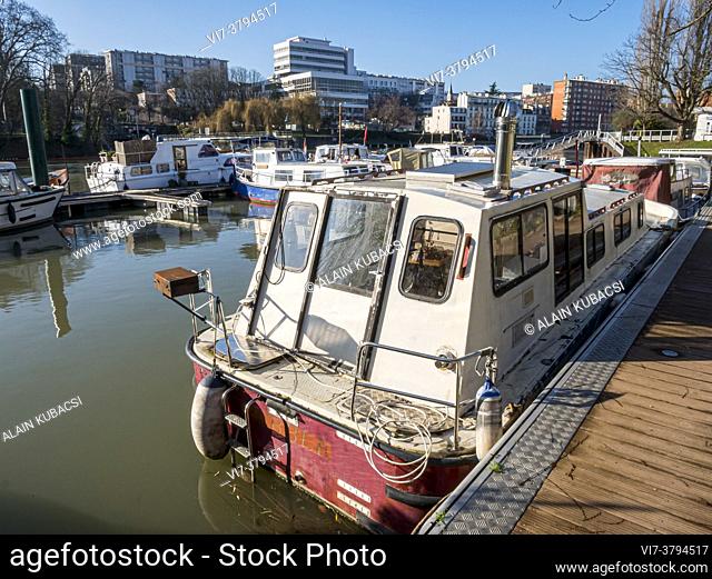 Joinville-le-Pont's houseboat harbour, Val de Marne, France