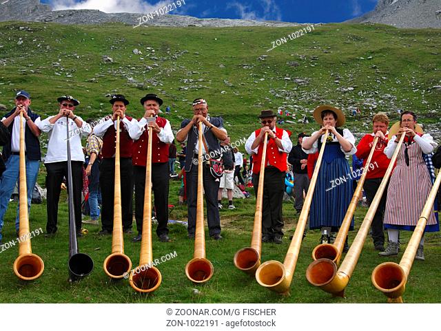Alphornbläser am Schäferfest auf der Gemmi, Leukerbad, Wallis, Schweiz / Alphorn blowers at the shepherd festival on Gemmi, Leukerbad, Loeche-les-Bains, Valais