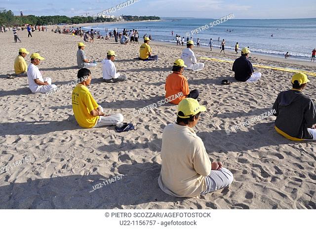 Kuta Beach (Bali, Indonesia): Falun Gong believers, meditating on the shore