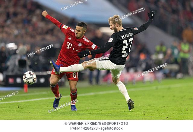 left Thiago (FCB) and Konrad Laimer (RB Leipzig) GES / Soccer / 1st Bundesliga: FC Bayern Munich - RB Leipzig, 19.12.2018 Football / Soccer: 1st League: Bayern...