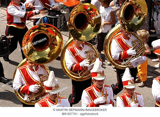 Historical parade, men playing the sousaphone, 1. German marching band the Sound of Frankfurt, Rakoczi Festival, Bad Kissingen, Rhoen, Lower Franconia, Bavaria