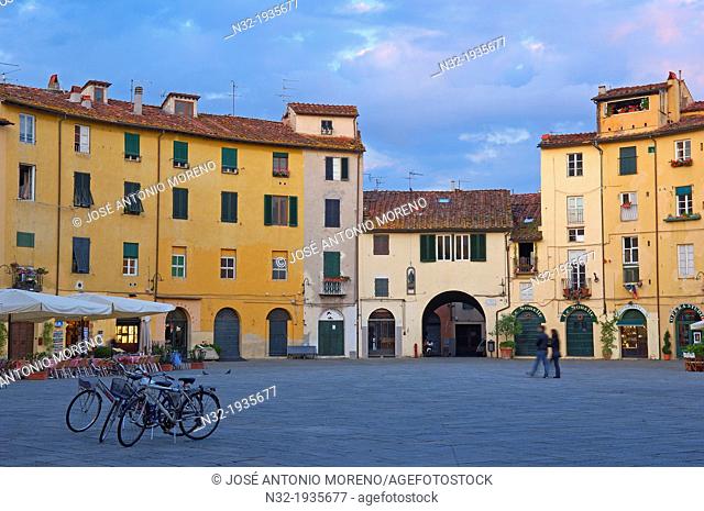 Lucca, Anfiteatro square at Dusk, Piazza Dell'anfiteatro, Tuscany, Italy, Europe