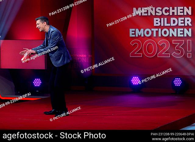 07 December 2023, North Rhine-Westphalia, Hürth: Presenter Steffen Hallaschka is in the studio for RTL's annual review ""2023! People, Images