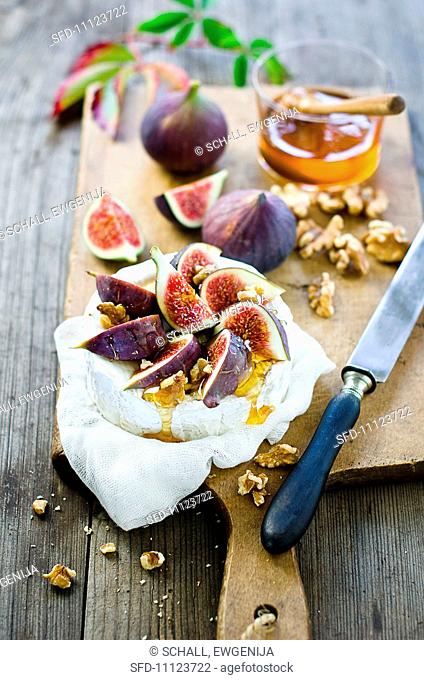 Camembert with honey, figs and walnuts