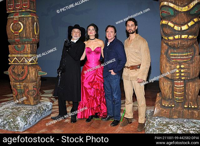01 October 2021, Bavaria, Munich: Hans Neblung (l-r), Julia-Elena Heinrich, Michael Bully Herbig and Daron Yates stand on the stage of the Deutsches Theater...