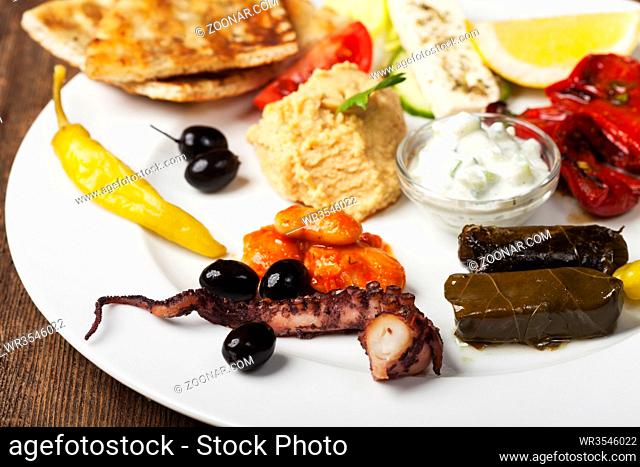 griechischen Vorspeisen auf einem Teller