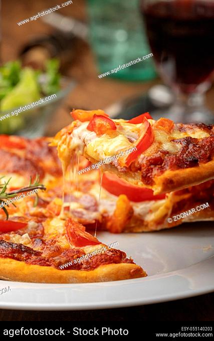 Nahaufnahme einer italienischen Pizza mit Salat