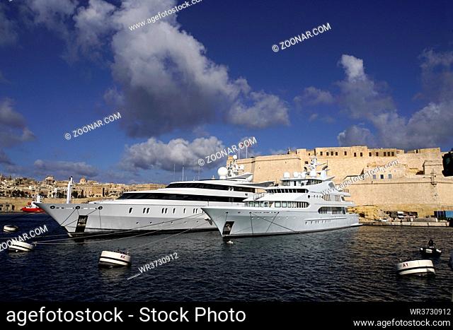 Luxusyacht vor Fort St. Angelo in Vittoriosa - Hafenrundfahrt durch den Grand Harbor von Valletta, Malta