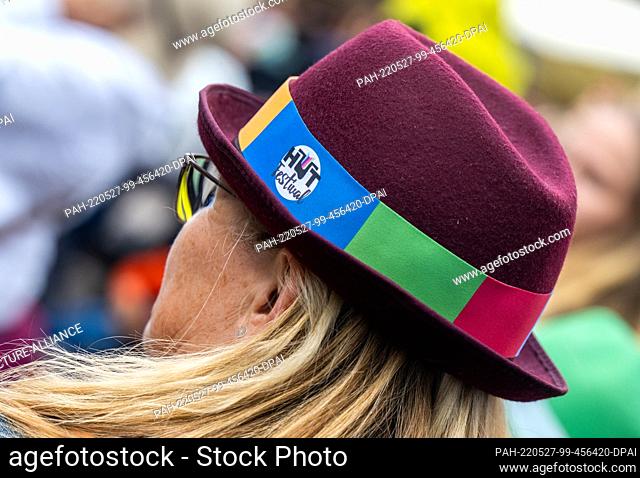 27 May 2022, Saxony, Chemnitz: A visitor wearing a felt hat watches the opening of the fifth Hat Festival in Chemnitz. Until Sunday (29.05