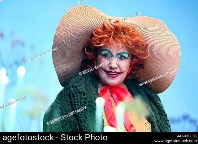 RUSSIA, MOSCOW - 13 de octubre de 2023: Actriz Tatyana Titova como Toad realiza durante una vista previa de prensa de la producción del cuento de hadas...
