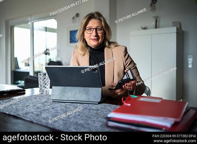 28 January 2022, Saarland, Nunkirchen: Anke Rehlinger (SPD), Minister for Economic Affairs, Labor, Energy and Transport and Deputy Minister President
