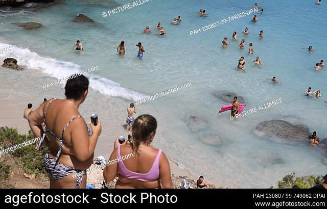 06 August 2023, Spain, Santanyi: People at Calo des Moro beach in Mallorca, one of the most crowded beaches in Mallorca. Photo: Clara Margais/dpa