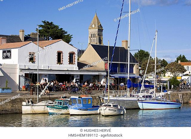 France, Vendee, Ile de Noirmoutier, Noirmoutier en l'Ile, quays and Cafe Noir terrace