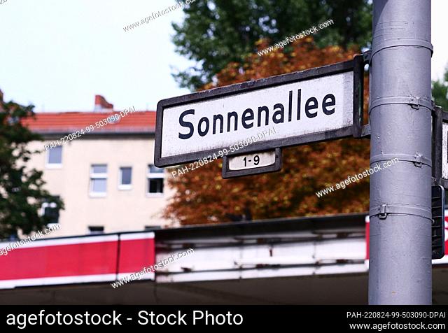 21 August 2022, Berlin: 21.08.2022, Berlin. A street sign on Sonnenallee in the Neukoelln district. Photo: Wolfram Steinberg/dpa Photo: Wolfram Steinberg/dpa