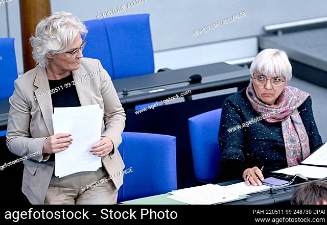11 May 2022, Berlin: Christine Lambrecht (SPD, l), Federal Minister of Defense, and Claudia Roth (Bündnis 90/Die Grünen)