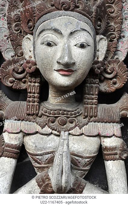 Ubud (Bali, Indonesia): a wooden sculpture, sold in a shop