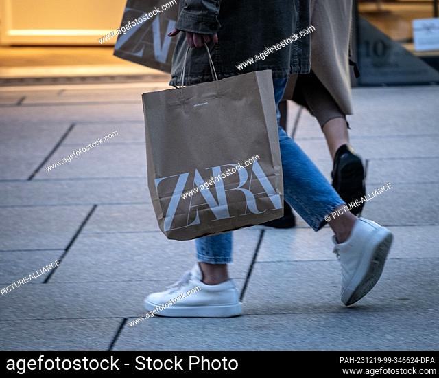 13 December 2023, Hesse, Frankfurt/Main: A passer-by carries a Zara bag along Frankfurt's Zeil shopping street. Photo: Frank Rumpenhorst/dpa