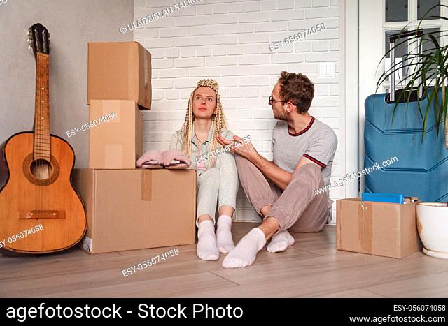 A woman is upset after moving, a man comforts or relieves her. Psychological difficulties moving