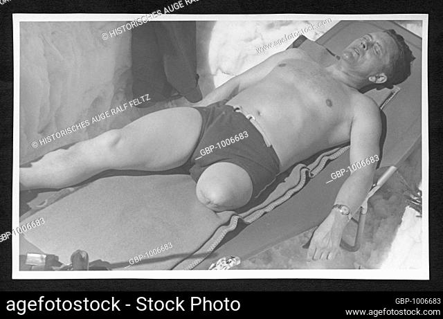 Europa, Deutschland, Hamburg, junger Mann - Kriegsversehrter - beim Sonnenbaden, in den 1950er Jahren . / Europe, Germany, Hamburg