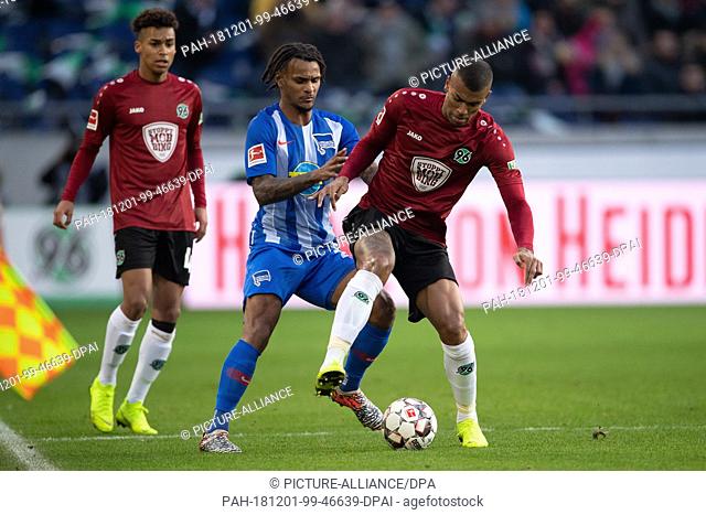 01 December 2018, Lower Saxony, Hannover: Soccer: Bundesliga, Hannover 96 - Hertha BSC, 13th matchday in the HDI Arena. Hanover's Walace (r) plays against...