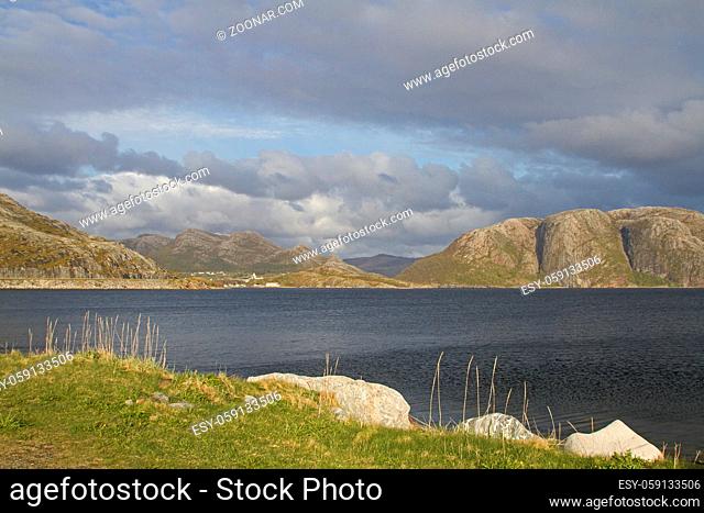 Fjord Osen ist ein kleiner Fjordarm in der gleichnamigen Gemeinde. Der Meeresarm wird von mächtigen Bergen umgeben