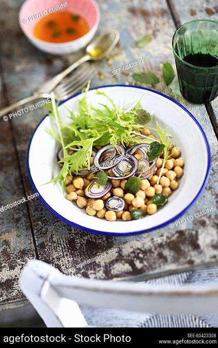 Chickpea salad with mizuna and mint leaves