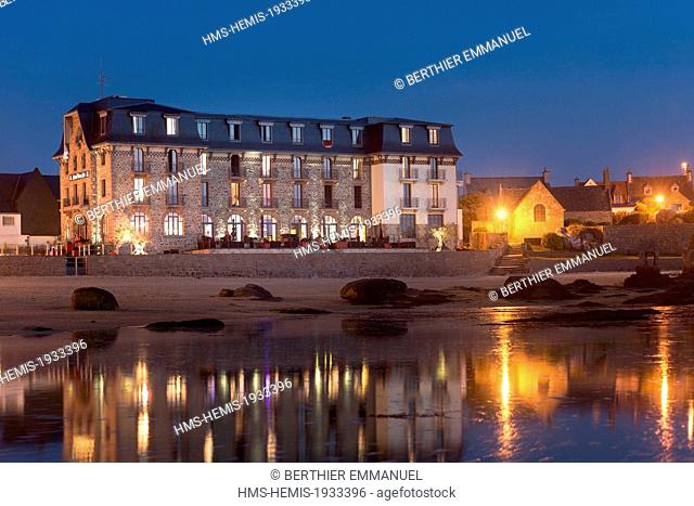 France, Cotes d'Armor, Perros Guirec, Ploumanac'h, night view from the beach Saint Guirec and the hotel Castel Beau Site
