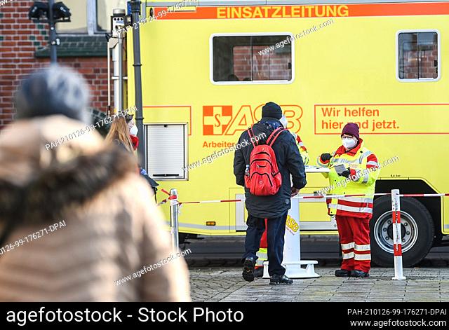 26 January 2021, Berlin: In front of the city hall Köpenick surgical masks (type 2) are distributed by the district office Köpenick through the support of the...
