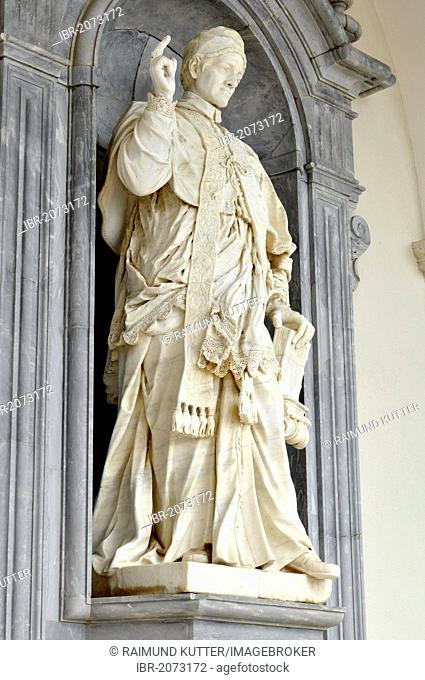 Marble statue of Pope Urban V by P. Campi of Carrara, in the portico of the Benedictine abbey of Montecassino, Monte Cassino, Cassino, Lazio, Italy, Europe