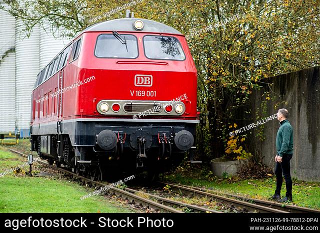 15 November 2023, Lower Saxony, Oldenburg: Roland Sandkuhl, a self-employed train driver from Oldenburg, stands in front of his 1965 DB series V 169 diesel...