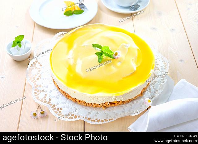 Kuchen ohne Backen: Mango-Frischkäsekuchen mit Boden aus Kekskrümeln - Mango-Cheesecake from the refrigerator without baking