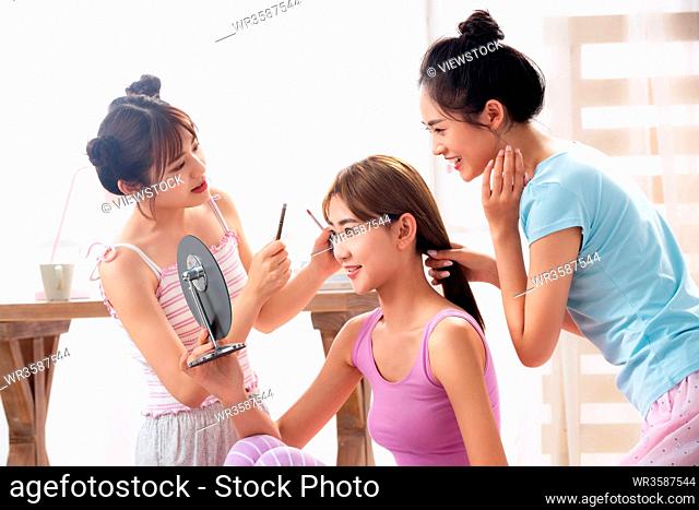 Girlfriends together make up in the bedroom
