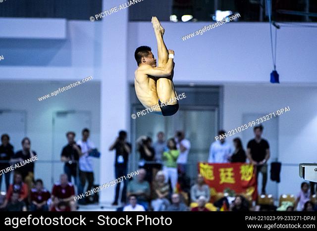 23 October 2022, Berlin: Water diving: World Cup, decision, high diving 10m, men: Jian Yang from China. He took the first place