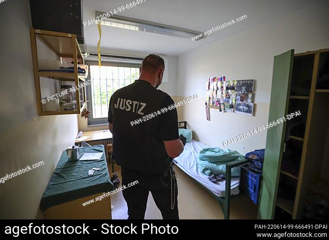 14 June 2022, Saxony-Anhalt, Raßnitz: A judicial officer from the so-called Special Security and Inspection Service (BSRD) searches a detention room in the...