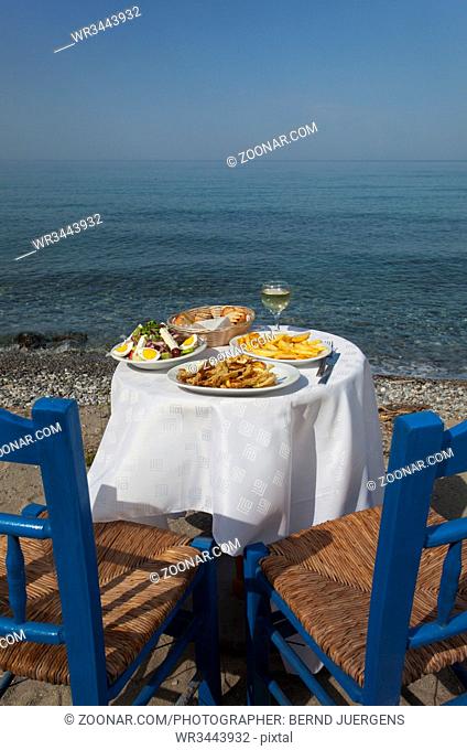 Griechisches Essen und das Meer