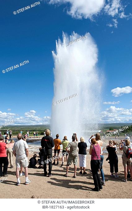 Tourists watching the Strokkur geyser erupting, hot spring, Haukadalur, Golden Circle, Iceland, Scandinavia, Northern Europe, Europe