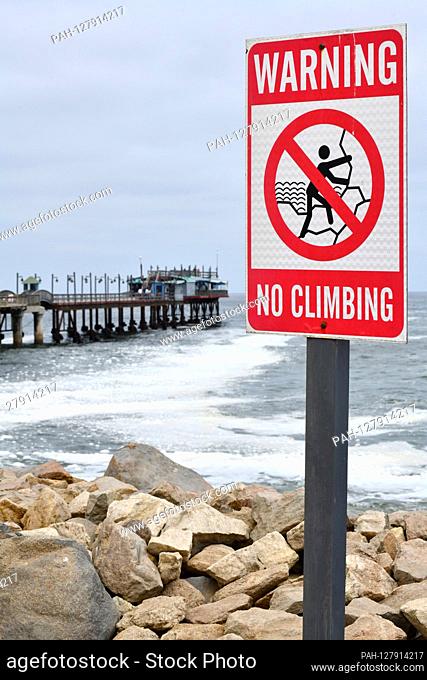 Information sign on the Swakopmund pier, according to which climbing on the gesturein and the breakwaters on the Atlantic coast is prohibited, taken on 02