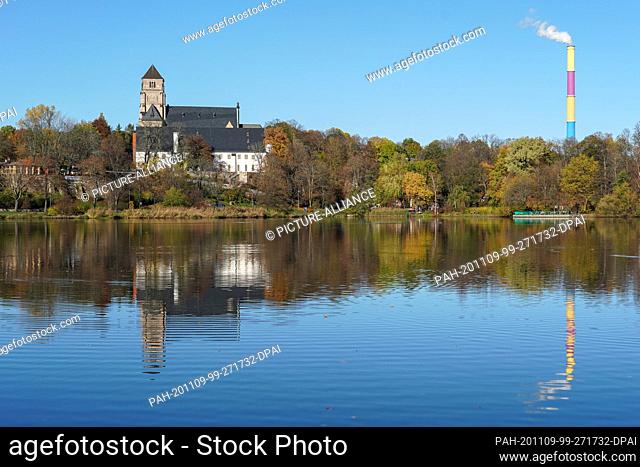 07 November 2020, Saxony, Chemnitz: View of the castle church with the Schloßbergmuseum (l.), the former monastery, at the castle pond (foreground) in the...