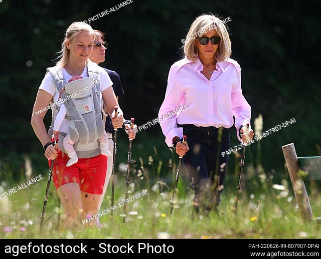26 June 2022, Bavaria, Elmau: Miriam Neureuther, former biathlete (l-r) with child in baby carrier, Amelie Derbaudrenghien (hidden behind)