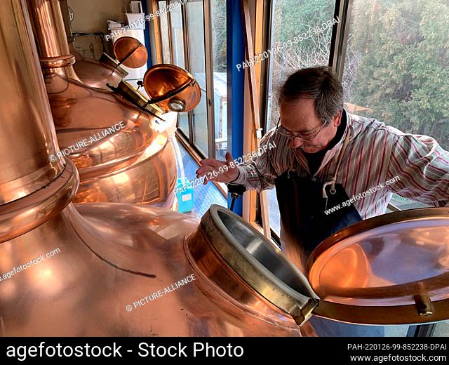 13 January 2022, Japan, Fujinomiya: German brewmaster Stephan Rager from Bad Wiessee in Bavaria brews beer at the World Heritage Site of Mount Fuji