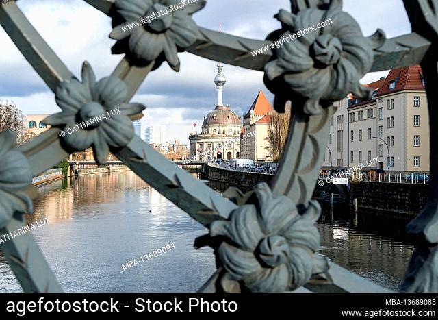 Berlin, Mitte, Friedrichstrasse, Weidendammer Bridge, ornamental railings, view to Museum Island
