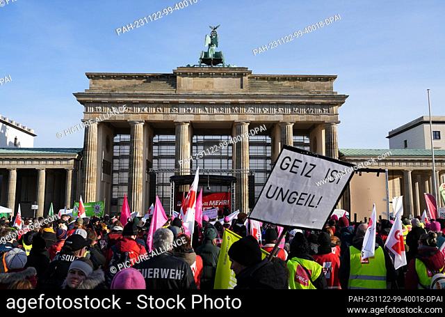 22 November 2023, Berlin: Participants of the service trade union verdi and the trade union for education and science (GEW) demonstrate during a rally at the...
