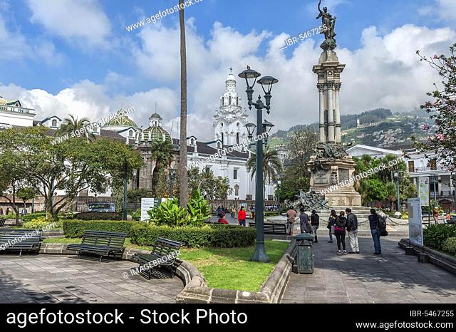 Independence Square with the Metropolitan Cathedral and the Monument to the Heroes of Independence (1809), Quito, Pichincha Province, Ecuador