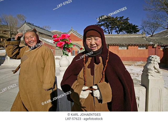 nuns, Qifu, Qifo Si, Taihuai, Wutai Shan, Five Terrace Mountain, Buddhist Centre, town of Taihuai, Shanxi province, China, Asia