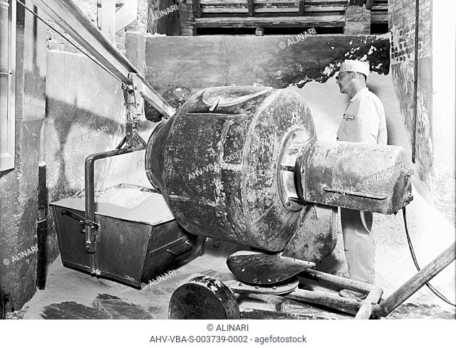 Machinery for glass working at the Vetrosilex factory in Castel Maggiore, Bologna, shot 18/08/1958 by Villani, Studio