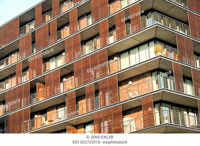 Detail eines Apartmenthauses mit braunen Jalousien