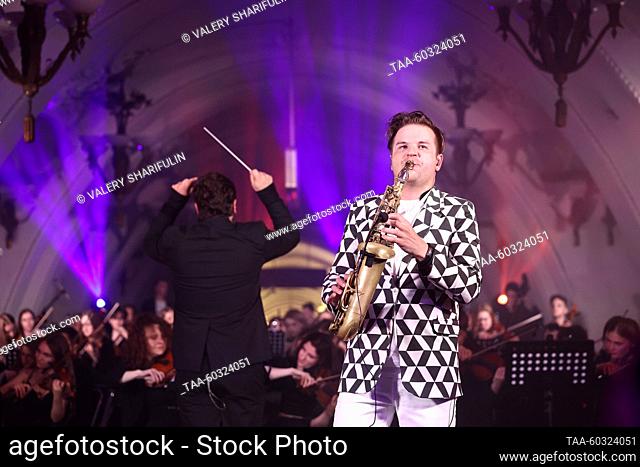 RUSSIA, MOSCOW - JULIO 8, 2023: El Saxofonista Taras Gusarov realiza con la Orquesta Imperialis durante un concierto en la estación Arbatskaya del Metro de...