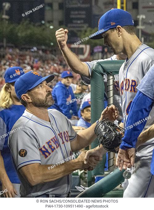 New York Mets manager Mickey Callaway (36) congratulates New York Mets starting pitcher Jacob deGrom (48) as her comes off the field after pitching seven...