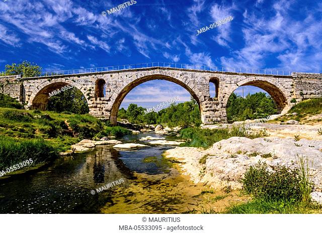 France, Provence, Vaucluse, Bonnieux, river Calavon, Roman stone arched bridge Pont Julien