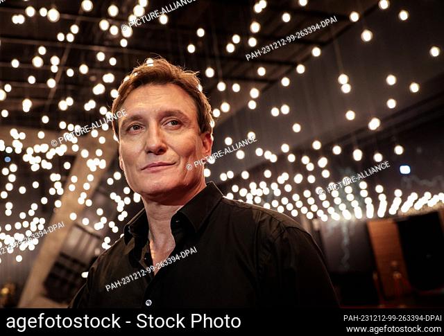 PRODUCTION - 08 December 2023, Hamburg: Oliver Masucci, actor, at a short photo session after an interview in the foyer of the Mehr! Theater am Großmarkt in...